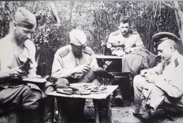 Походная сапожная мастерская. Сапожник П. Зубков