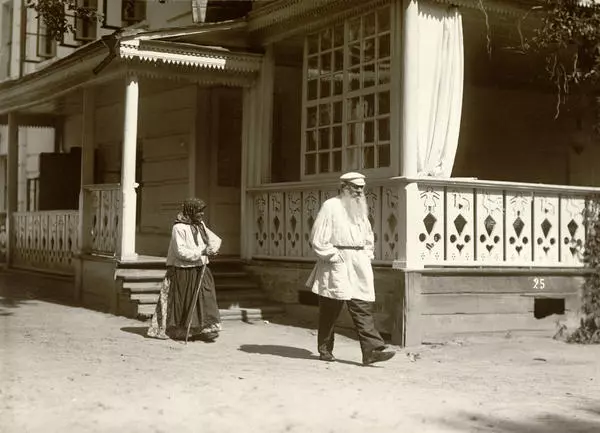 Л.Н. Толстой и крестьянка деревни Ясная Поляна