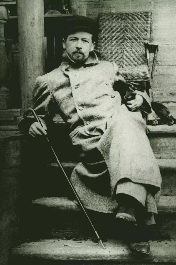 Чехов А.П. на веранде дома с таксой