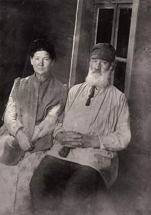 Чеховы Е.Я. и П.Е. на веранде дома