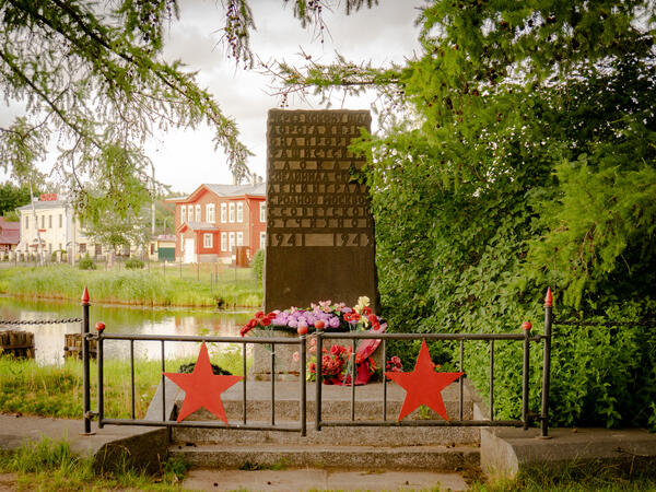 Памятник-стела на «Дороге жизни»