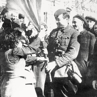 Жители Одессы передают партизанам знамя