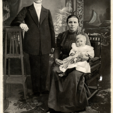 Фотокопия. А.Н. Есенин, Т.Ф. Есенина с Шурой