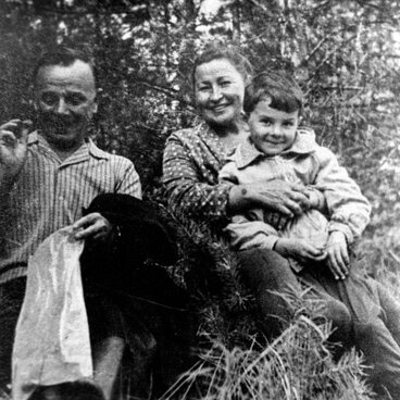 Дьяконовы Николай Михайлович и Мария Степановна  с сыном Павлом в Лемью