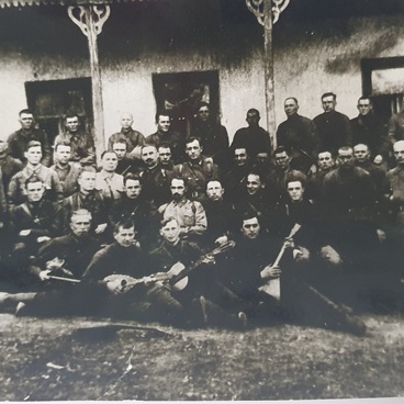Фотография группы военных у здания