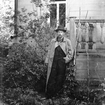 Чехов А.П. у террасы главного дома