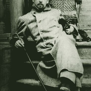 Чехов А.П. на веранде дома с таксой