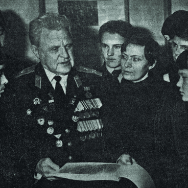 Ветеран А.С. Ширяев и юнармейцы школы № 125