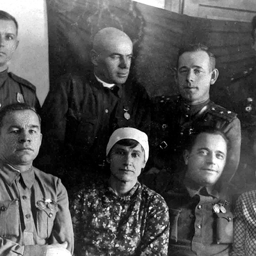 Н.И. Сериков и И.Н. Белавин с командирами РККА