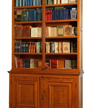 Шкаф книжный с произведениями