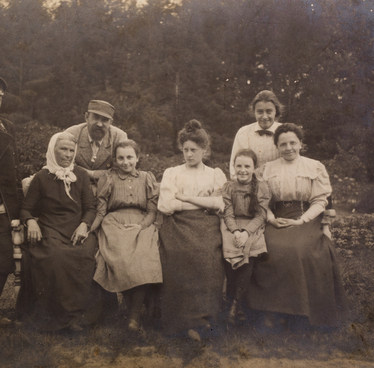 Фотография: А.И. Эртель, М.В. Эртель и другие