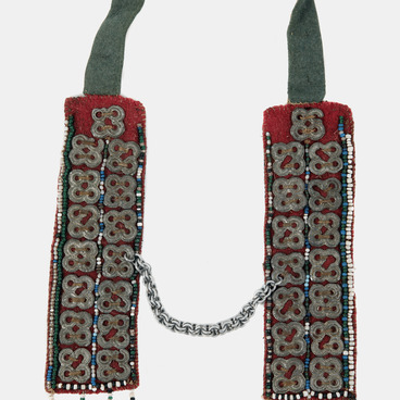 Женский нагрудник с металлическими бляхами