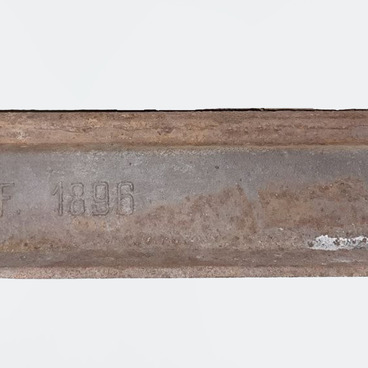 Фрагмент рельса с клеймом «S.G.F. 1896»